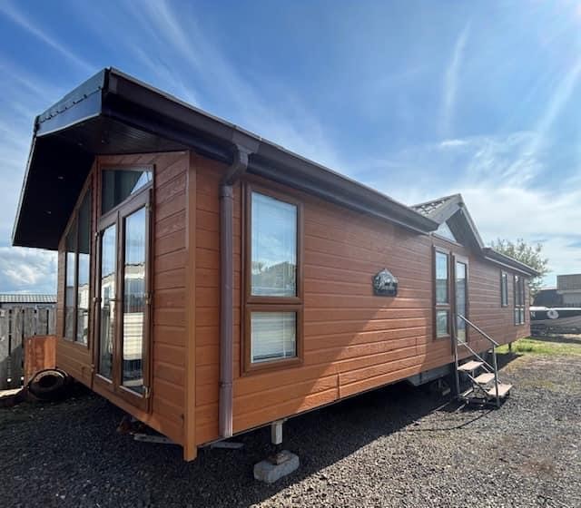 WILLERBY REDUCED LODGE ... TWIN UNIT - WILLERBY NEW HAMPSHIRE 40 X 16 WITH 2 BEDROOMS 2 BATHROOMS & A FAMILY SIZED BATH  For Sale Thumb