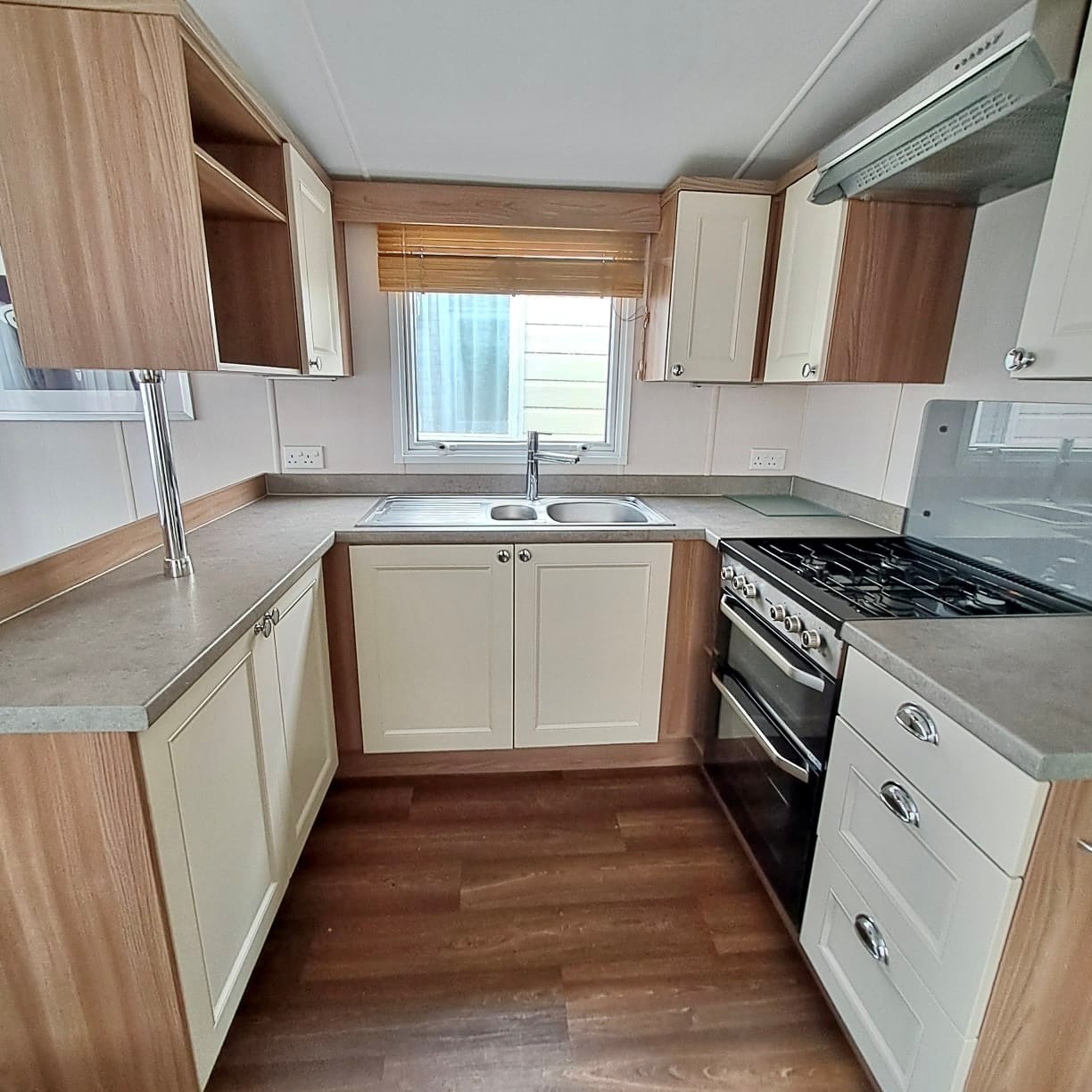 SWIFT BORDEAUX EXCLUSIVE 40 X 12 WITH 3 BEDROOMS, FULL WINTER PACK INCLUDED, PATIO DOORS, HUGE MASTER BEDROOM, 2 BATHROOMS For Sale Thumb