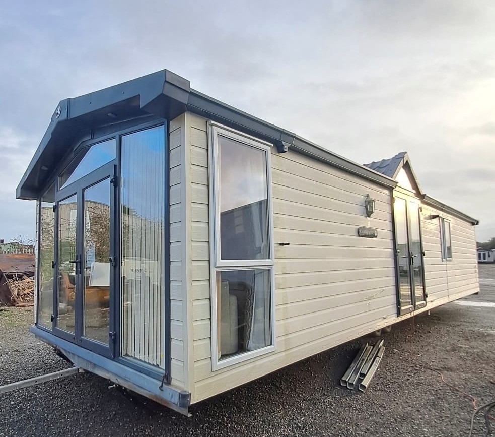 SWIFT CHAMPAGNE DELUXE WITH A BATH AND SHOWER, 40 X 13 WITH 2 BEDROOMS, FULL WINTER SPEC, DOUBLE PATIO DOORS BOTH ENTRANCES For Sale Thumb