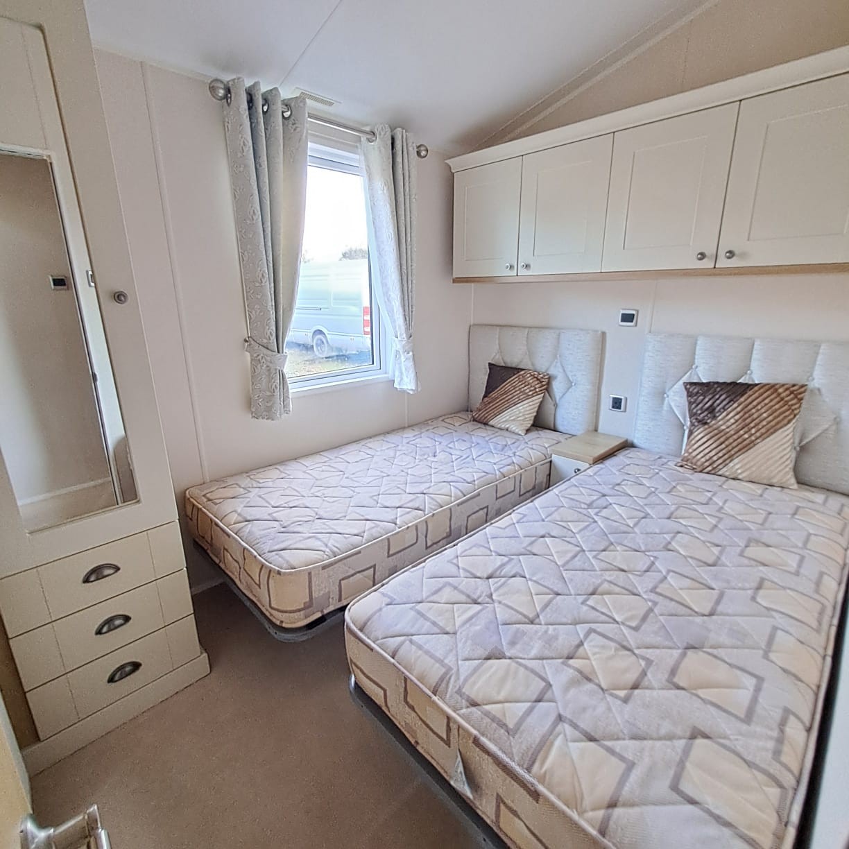 WILLERBY WOW A VOGUE LODGE WITH 2 BEDROOMS - 42 X 14 WITH INCREDIBLE BEDROOMS, BATH, SHOWER, FULL WINTER PACK, GALVANISED CHASSIS, STUNNING... For Sale Thumb