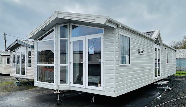 WILLERBY WOW 2 BEDROOMS - A WILLERBY VOGUE LODGE 42 X 14 WITH INCREDIBLE BEDROOMS, BATH, SHOWER, FULL WINTER PACK, GALVANISED CHASSIS, STUNNING... For Sale Thumb
