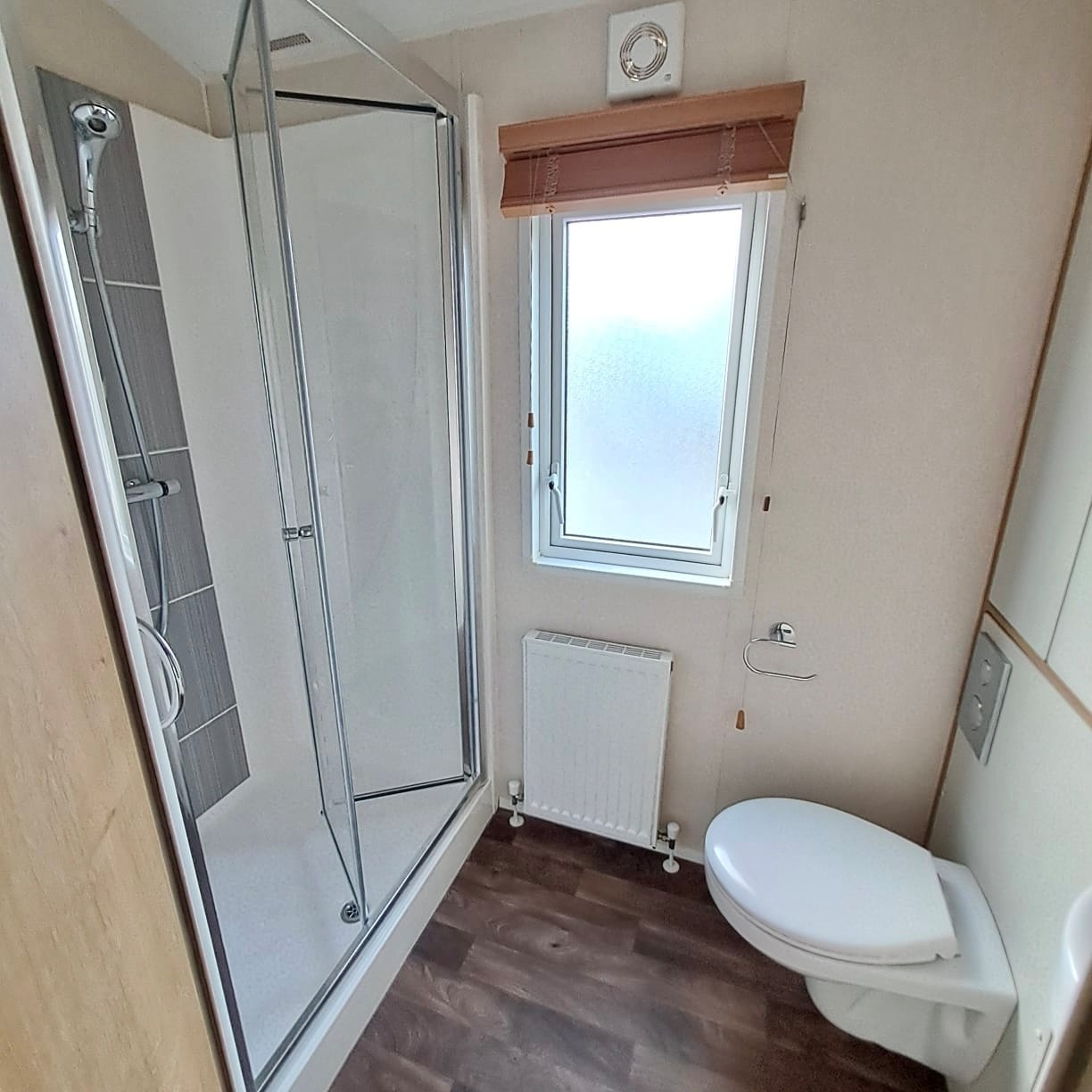 WILLERBY WOW A VOGUE LODGE WITH 2 BEDROOMS - 42 X 14 WITH INCREDIBLE BEDROOMS, BATH, SHOWER, FULL WINTER PACK, GALVANISED CHASSIS, STUNNING... For Sale Thumb