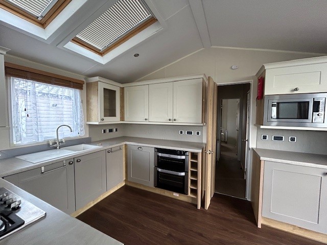 WILLERBY WOW 2 BEDROOMS - A WILLERBY VOGUE LODGE 42 X 14 WITH INCREDIBLE BEDROOMS, BATH, SHOWER, FULL WINTER PACK, GALVANISED CHASSIS, STUNNING... For Sale Thumb